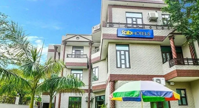Fabhotel Bella Vista, Забронировать Отель Нойда штат Уттар-Прадеш