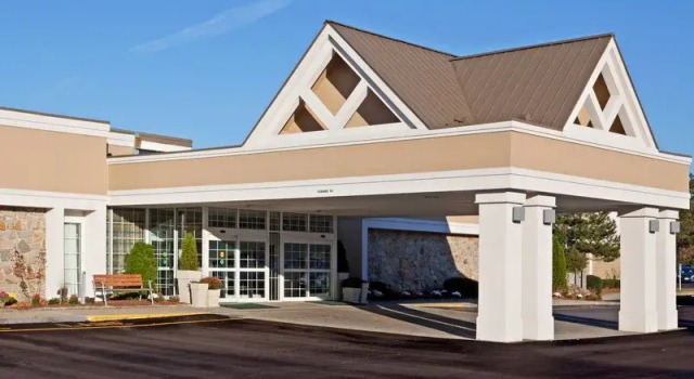 Holiday Inn Mansfield Foxboro Area, Varaa Hotelli Hotellit New England uima-altaalla, Uima-allas