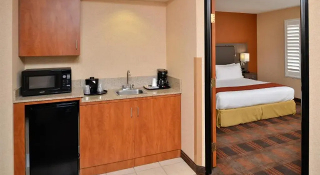 Люкс HOLIDAY INN EXPRESS & SUITES ELK GROVE CENTRAL - HWY 99 by IHG
