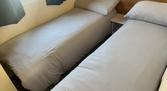 Caravan - Sleeps 8 - Pets Ok - Parking - Decking