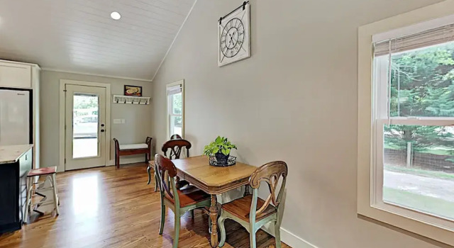 Charming Getaway W/ Luxe Interior & Screened Patio 2 Bedroom Cottage, Varaa Lomakoti Flat Rock Pohjois-Carolina