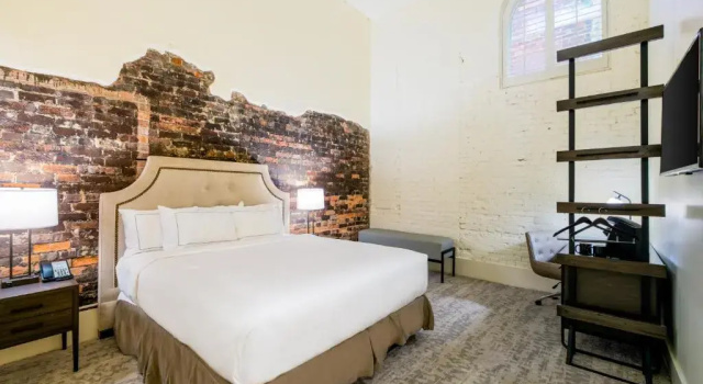 Номер Standard Hotel Florence, Tapestry Collection by Hilton