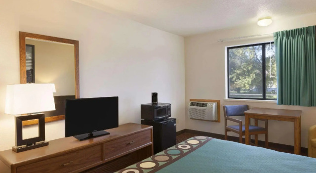 Двухместный номер Standard Super 8 by Wyndham Wall