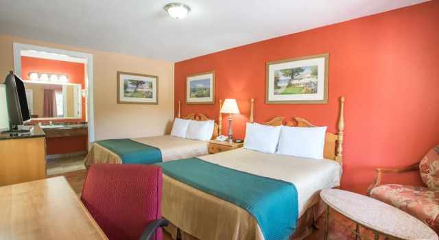 Четырёхместный номер Standard с видом на горы The Hillside Hotel