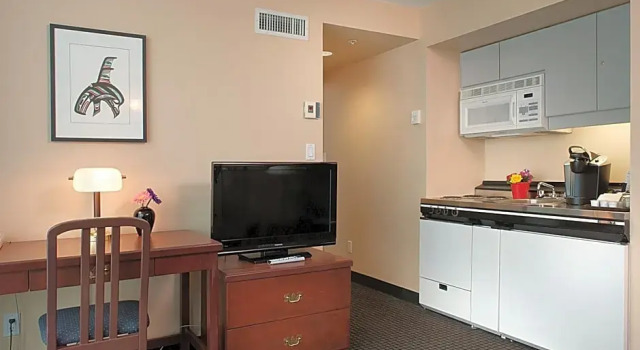 Двухместный номер Standard Rosedale on Robson Suite Hotel