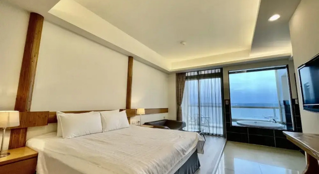 Standard Double room with balcony and with lake view Ming Hu B&B