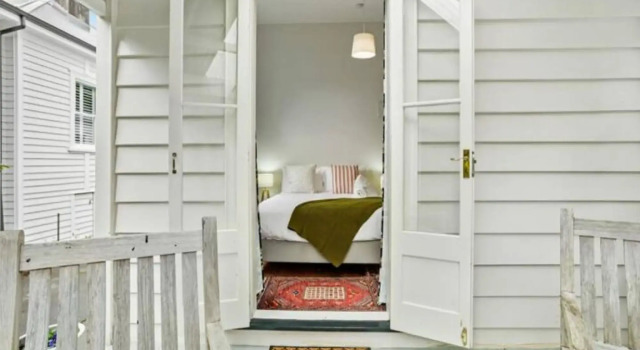Cheerful 1 Bedroom Home with Free Parking