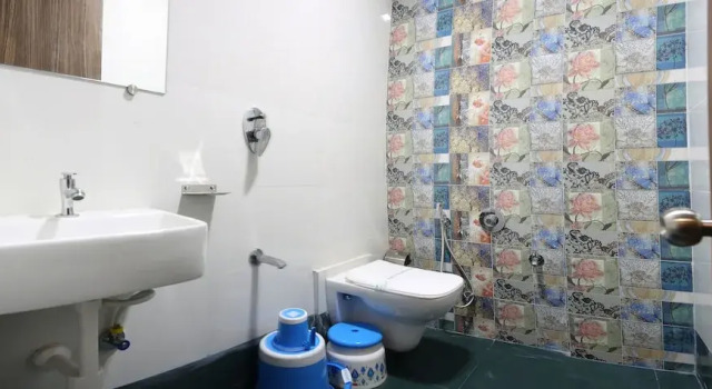 OYO 28451 Apple Inn, Забронировать Отель Отели Нави-Мумбай с парковкой, рядом с Железнодорожный вокзал Ваши, Парковка