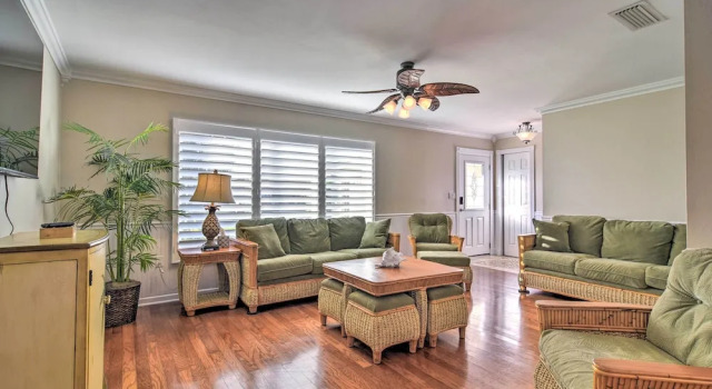 4 Mi to Beach: Gem w/ Pool & Lanai in Seminole!, Book Feriehus Sommerhuse i Seminole, Hytte
