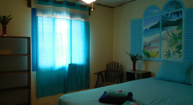 Petra's Calle 8, Book Hotel Carenero Island Panama