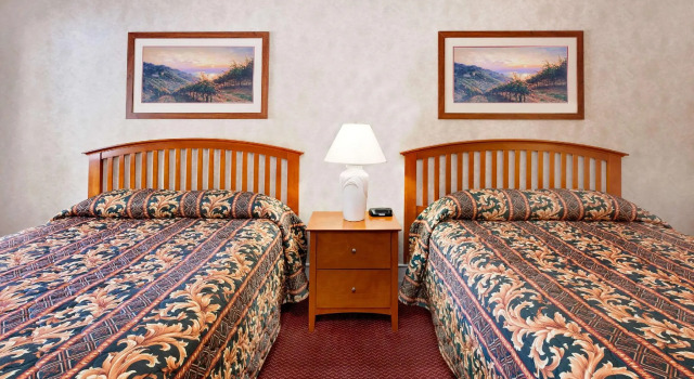Четырёхместный номер Standard Super 8 by Wyndham Traverse City