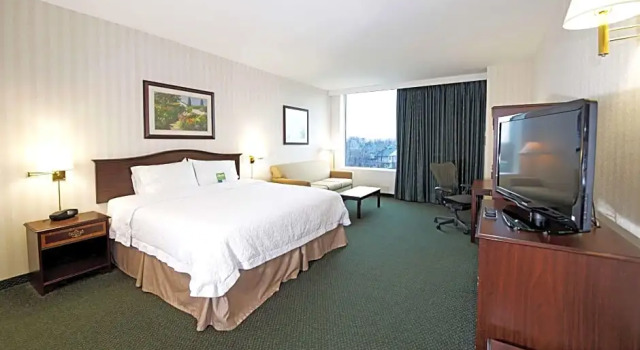 Двухместный люкс c 1 комнатой Hampton Inn by Hilton Ottawa Airport