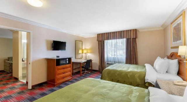 Люкс Quality Inn & Suites Oceanside Near Camp Pendleton