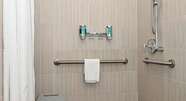 Четырёхместный номер Standard Aloft by Marriott Charleston Airport & Convention Center