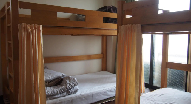 Кровать в общем номере Musubi-an Gion Kamogawa Guest House