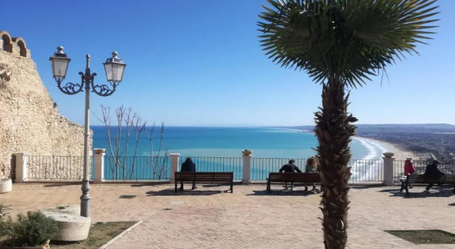 Casa cielo-terra tra mare e montagna