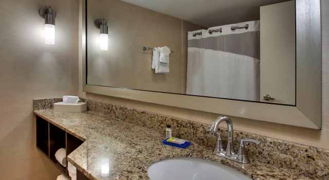 Четырёхместный номер Standard Holiday Inn Express Baltimore BWI Airport West by IHG