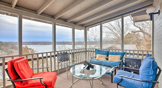 Коттедж с 5 комнатами с балконом Resort-style Lake Ozark Gem: Brand New Hot Tub!