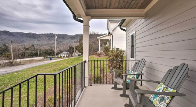 Wooded Escape w/ Beautiful Backyard + Mtn Views!, 예약 휴가용 주택 채터누가 테네시