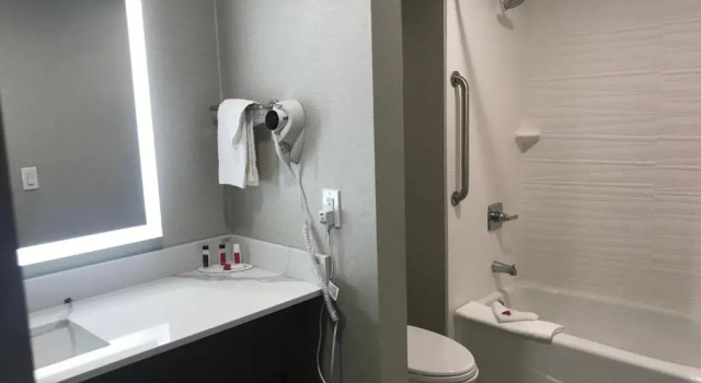 Четырёхместный номер Standard Hotel Aluxor SFO, Shuttle Service