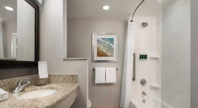 Четырёхместный номер Deluxe с балконом Courtyard by Marriott Maui Kahului Airport
