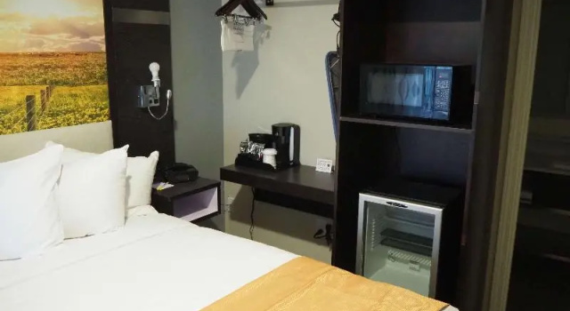 Четырёхместный номер Standard Days Inn by Wyndham Galt - Elk Grove South