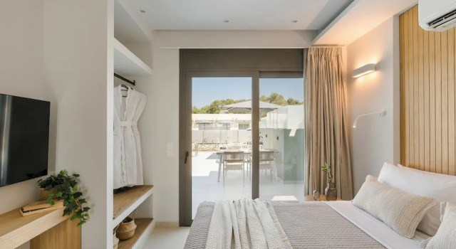 Люкс с 2 комнатами с балконом и с видом на бассейн Ionian Treasure Suites
