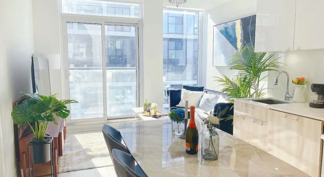 Номер Deluxe Eaton Center Suites &  Towers