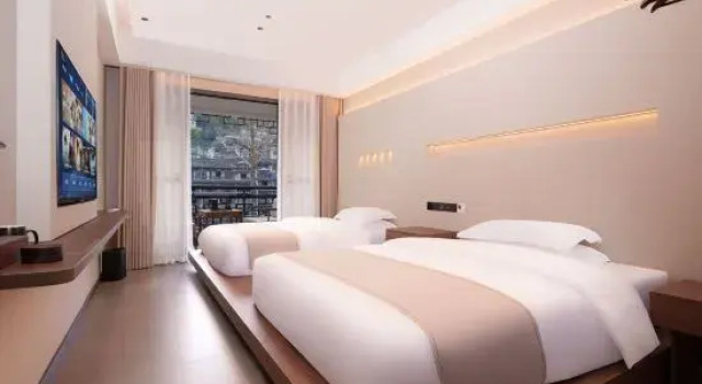 Семейный люкс с видом на реку Cloud Hidden Retreat Boutique Riverside Inn (Fenghuang Ancient Town Tuojiang Branch)