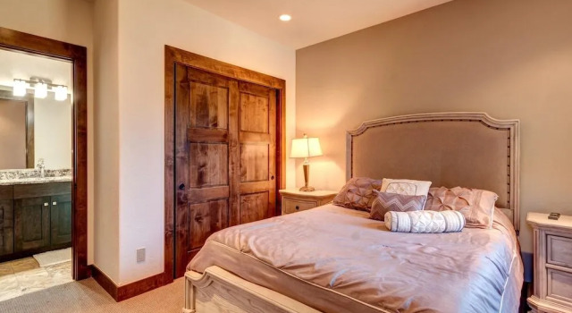 Stunning Home Main st. Walk Everywhere! Sleeps 12!, Rezerwuj Hotel Hotele w Vail Ski z parkingiem, Parking