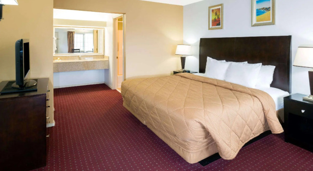 Двухместный люкс Deluxe Days Inn by Wyndham Newport OR