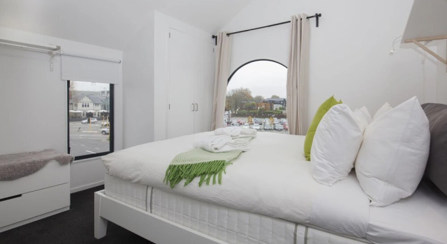 Star Struck Luxury - Inner City Townhouse