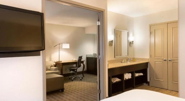 Четырёхместный люкс DoubleTree Suites by Hilton Nashville Airport
