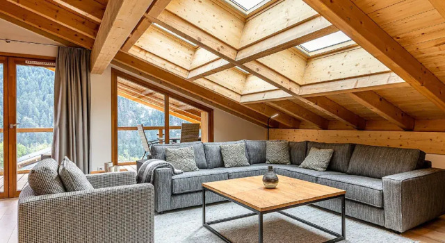 Penthouse with spacious balcony, ski lift 1.5 km away.