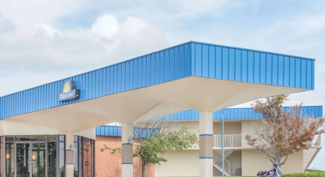 Days Inn by Wyndham St Clairsville, Book Hotel Hoteller i St Clairsville med pool, Swimmingpool