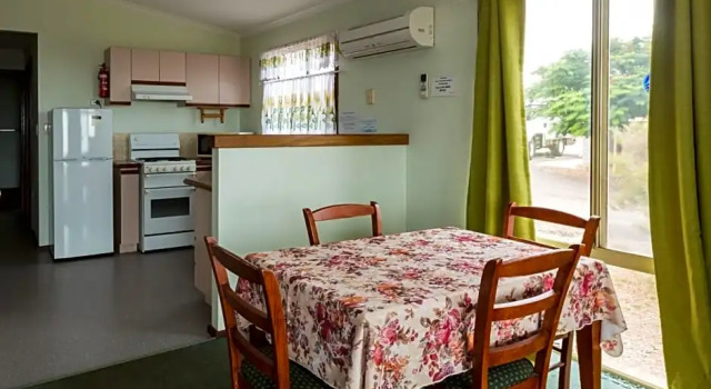 Коттедж с 2 комнатами Drummond Cove Holiday Park