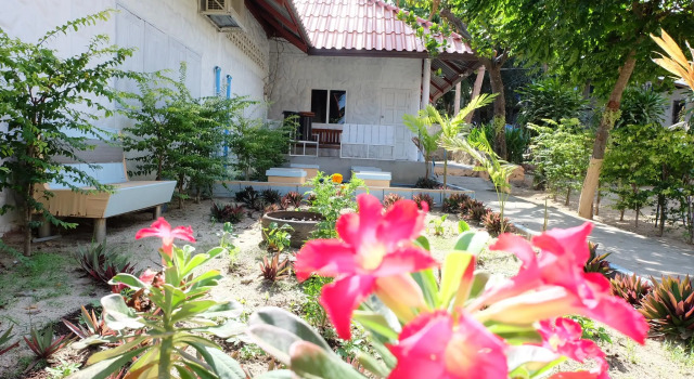 Кровать в общем номере Paradise Bungalows