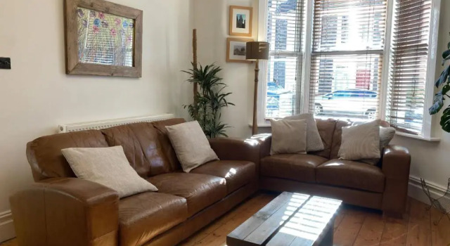Коттедж Sunny Three Bed House in Southville with Garden