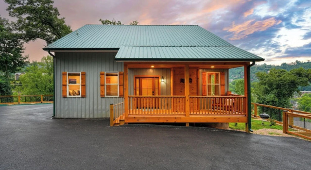 Sleeps 16 2 Cabins w/ Game Room, Hot Tub & Views Perfect & Perfect Too, Забронировать Дом для отпуска Отели Гатлинберг с парковкой, рядом с Amazing Mirror Maze, Парковка