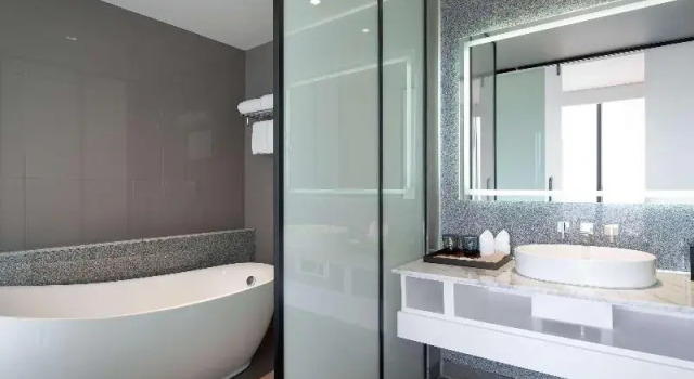 Двухместный люкс Executive Novotel Phnom Penh BKK 1