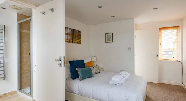Bright and Spacious 2 Bedroom Flat, Varaa Huoneisto Asunnot kohteessa Merseyside, Huoneisto