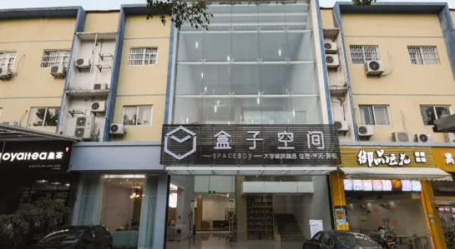 Space Box Hotel
