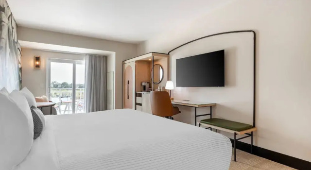 Двухместный номер Standard с балконом и с видом на бассейн Cambria Hotel Rehoboth Beach