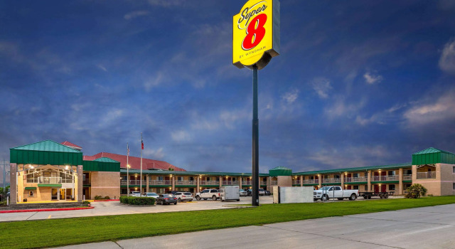 Super 8 by Wyndham Seguin