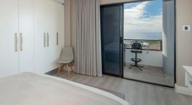 Marine Court 5 by BACK IN TOWN - 2Bedroom Ocean-facing Apt in Hermanus Centre, Book Hotel Hermanus Walker Bay Nature Reserve
