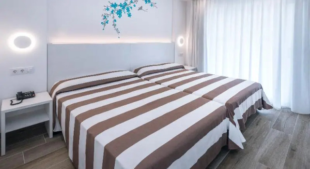 Трёхместный номер Standard с видом на бассейн Hotel Oasis Park Splash