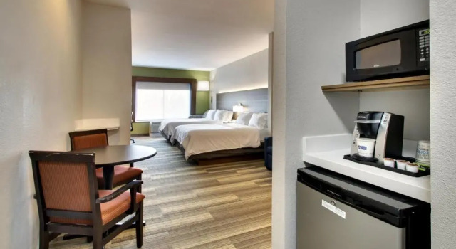 Четырёхместный люкс Holiday Inn Express & Suites Laurel by IHG