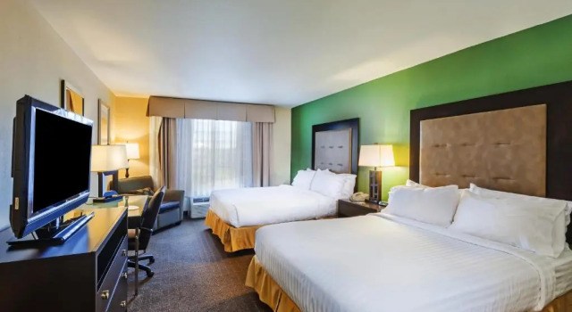 Четырёхместный номер Standard Holiday Inn Express Hotel & Suites Eagle Pass by IHG