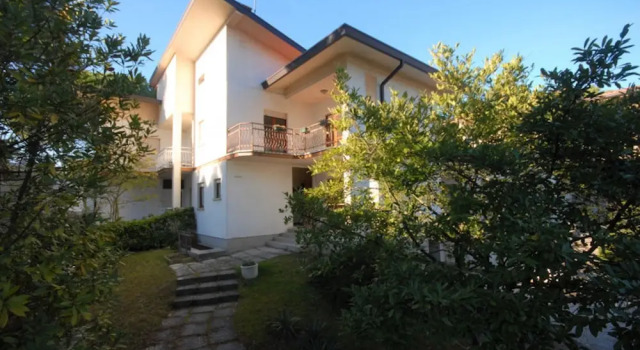 Spacious House With Garden