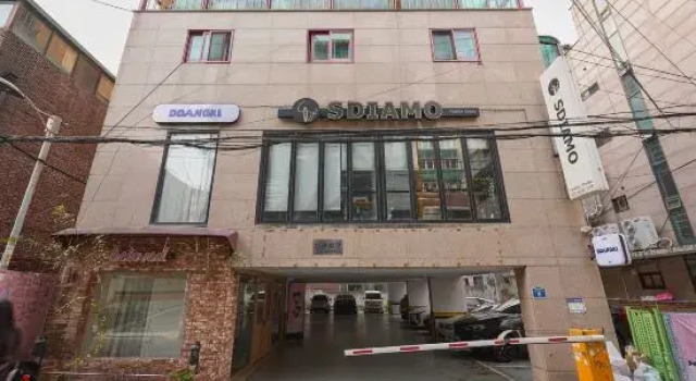 Hongdae Lovely  House. Big Room. Hongdae University Station. Exit 7. Walk 2 min, Забронировать Отель Отели Сеула 3 звезды, рядом с Библиотека Ким Дэ Чжуна, 3*
